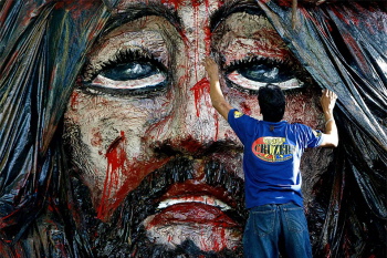philipinischer Laienkünstler schafft seine Vision von Christi Leiden und Tod.